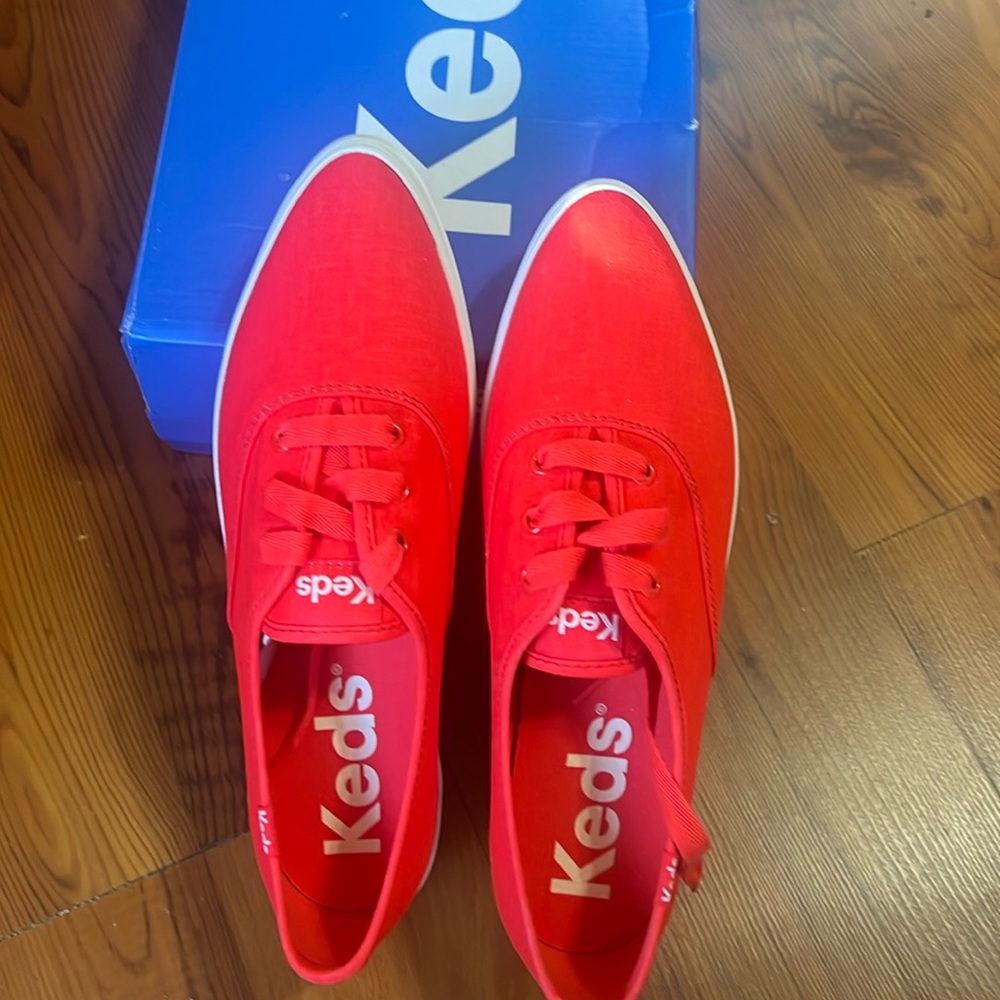 Keds women sneakers never worn
Purchased in octobert
